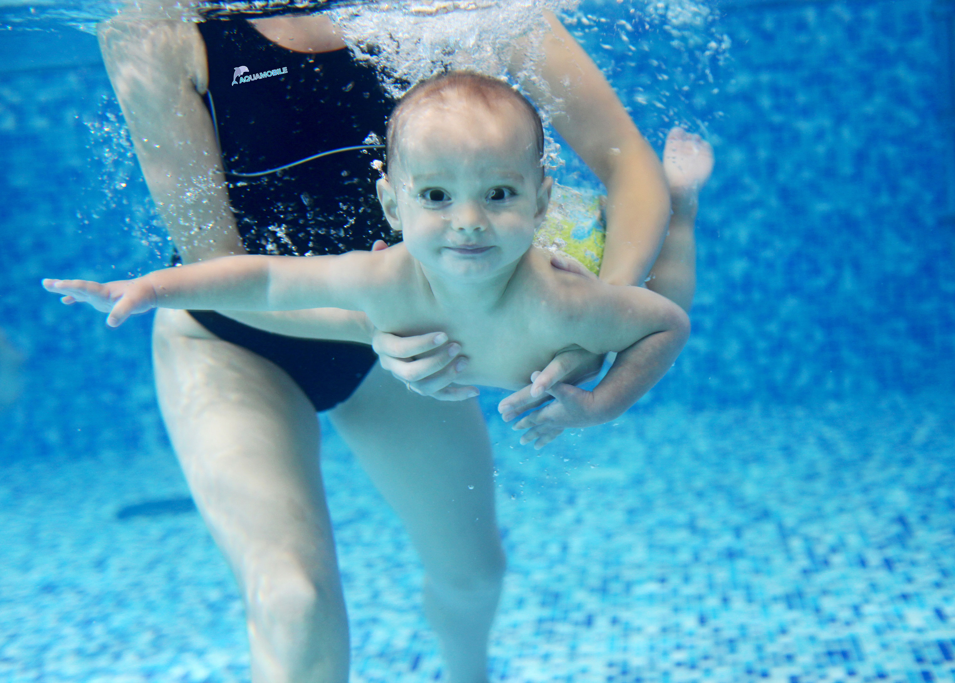 AquaMobile Swim Instructor Teaches Baby to Swim
